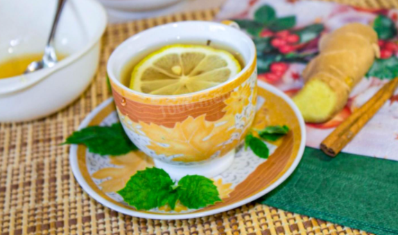 Зелёный чай с лимоном.