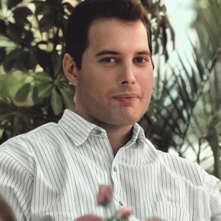 В обычной жизни Фредди Меркьюри был скромным и воспитанным человеком