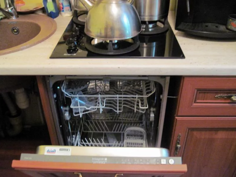 Посудомоечная машина под варочной поверхностью. Посудомоечная машина встраиваемая под варочную панель. Посудомоечная машина под варочной панелью. Можно ли посудомойку ставить под варочную панель. Газовая варочная панель над посудомоечной машиной.