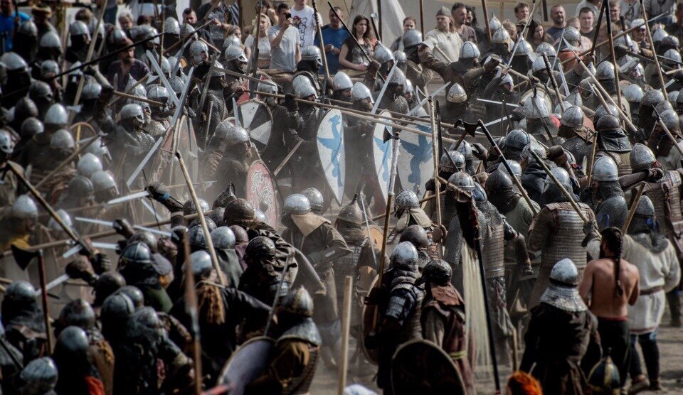 2019 год. Фестиваль исторической реконструкции "Йомсборг", остров Волин, Польша. Так могла выглядеть раннесредневековая "разборка" между феодалами