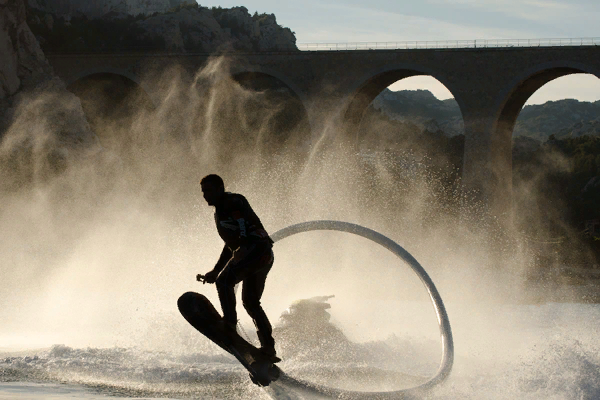Вы отгадали, чей силуэт? На фото изобретатель ховерборда Фрэнки Запата.