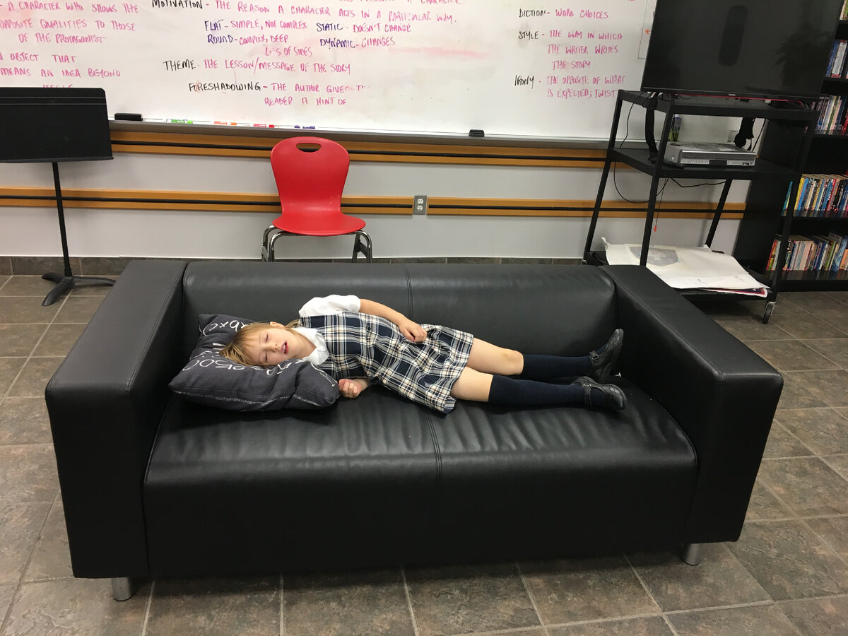 Ох, нагоняет тоску Этси когда один на один с ней. Моя дочка в школе решила полежать. Фотография автора. 