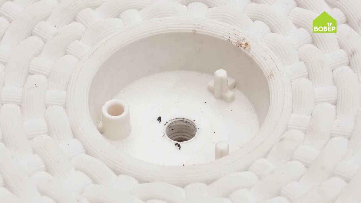 Для пересадки рекомендуется использовать кашпо с дренажным отверстием, чтобы лишняя вода стекала и не застаивалась у корней растения.