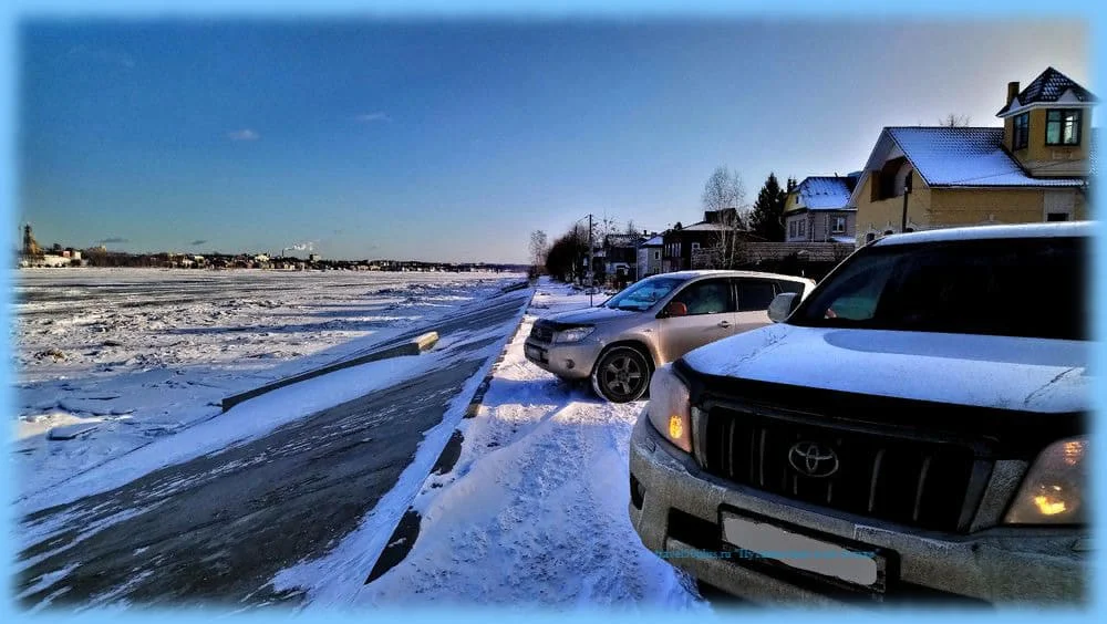 Вид на центр Костромы и реку Волгу от Верхне-Набережной улицы (январь 2020, фары включены у моей машины)