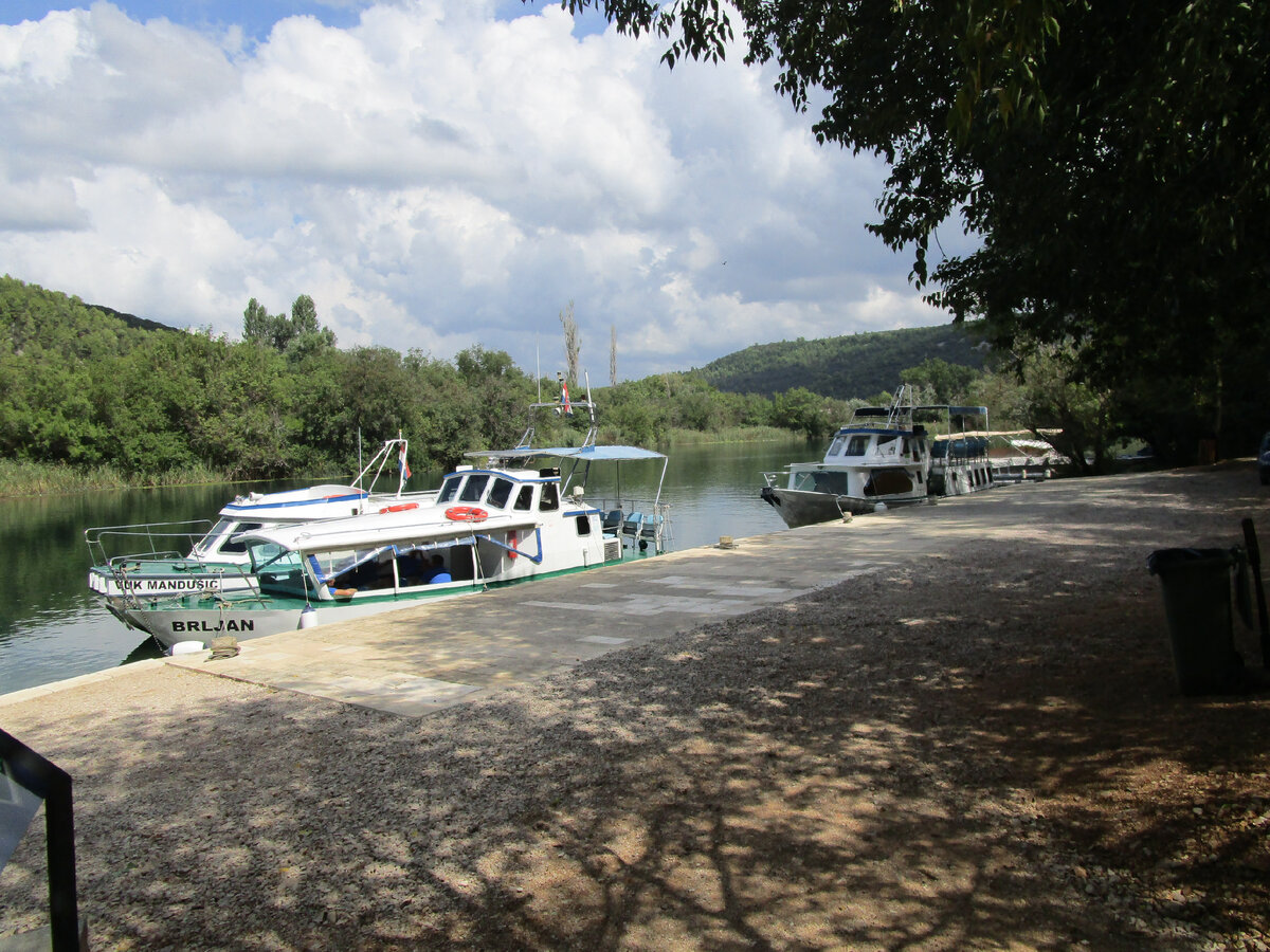До Висоваца можно добраться на прогулочном судне за полчаса от Скрадинского водопада.