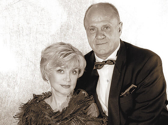 Cчитается, что актерские браки недолговечны, тем ценнее примеры крепких звездных семей. Слава, успех, толпы поклонниц и море соблазнов не смогли повлиять на чувства этих людей.-4-3