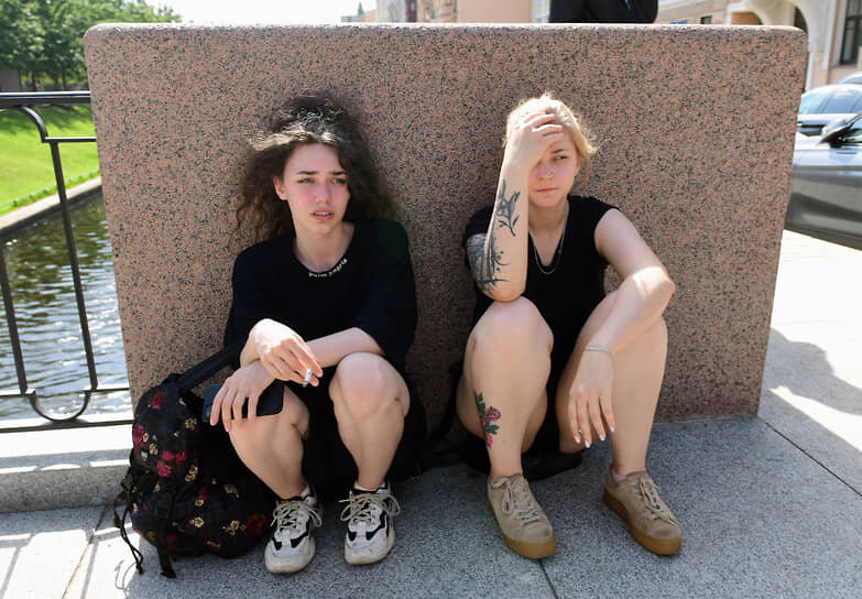 Люди стараются при любой возможности спрятаться в тенёк