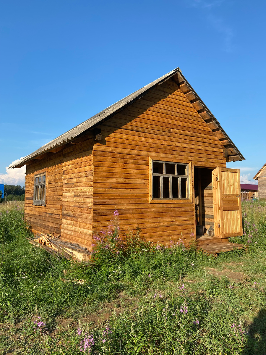 На фото наша бытовка. Покрыли трансформаторным маслом, чтобы сохранить цвет.
