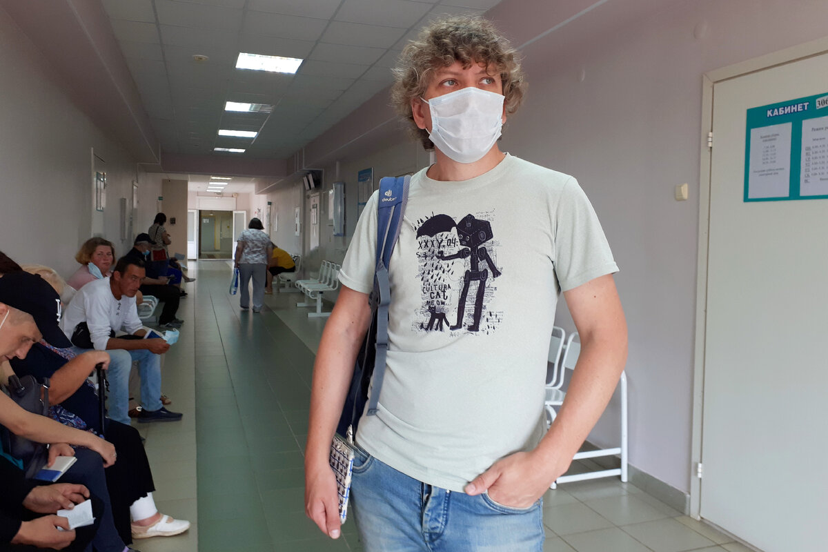 Запись на уколы идет с разницей в 5 минут. Поэтому людей в коридоре поликлиники немного - человек 5-6. 