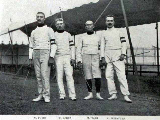 Сборная Венгрии по фехтованию на Олимпийских играх 1908 г. Фукс третий справа. Общественное достояние