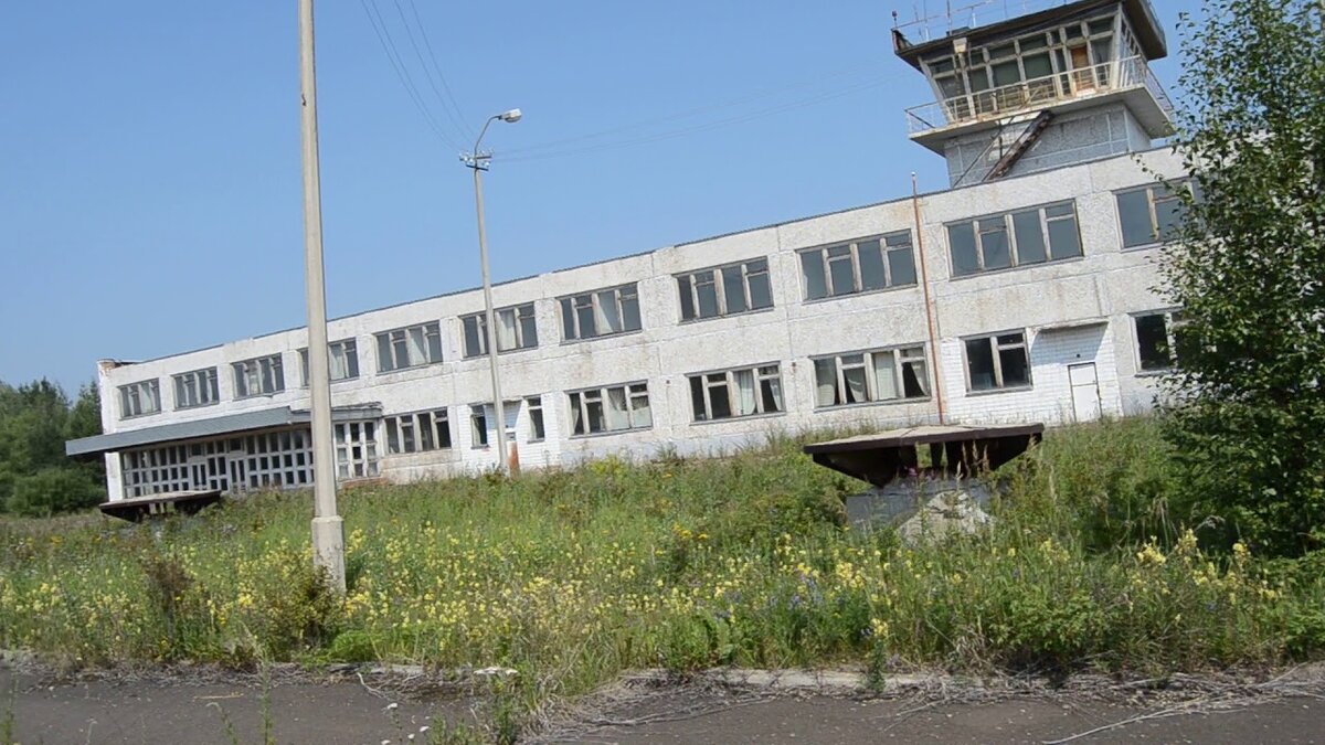 Старое здание аэровокзала Железногорск-Илимский. Не эксплуатируется 