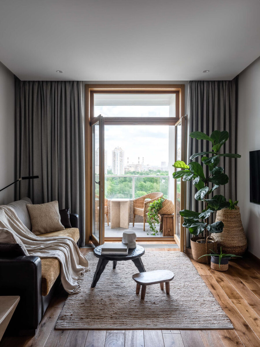 Гостиная. В обивке дивана и шторах — ткань, Jab Anstoetz Fabrics; на стенах краска, Farrow & Ball; на полу массивная дубовая доска.