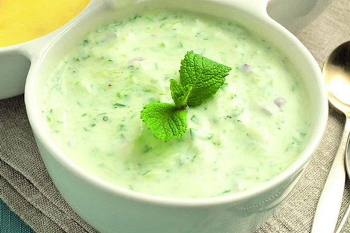 Йогуртовый суп. Огуречный соус. Соус с зеленью. Соус с огурцами. Соус йогуртовый с огурцом.