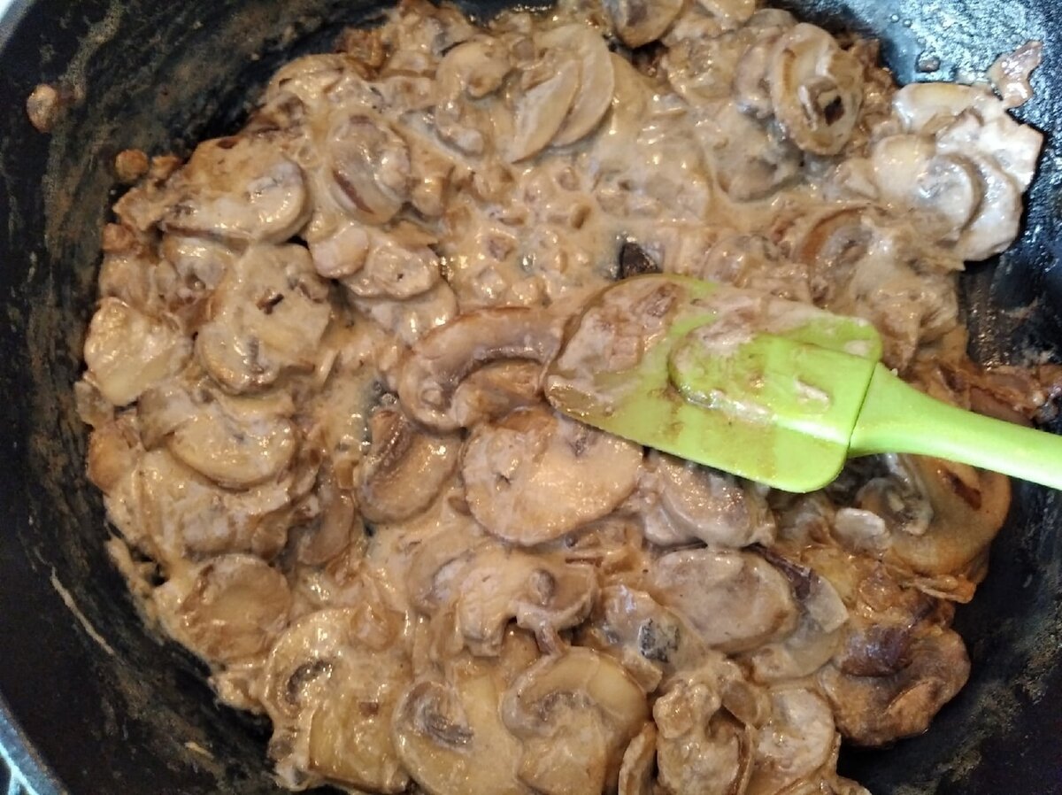 Поджарьте грибы, соедините с жареным луком