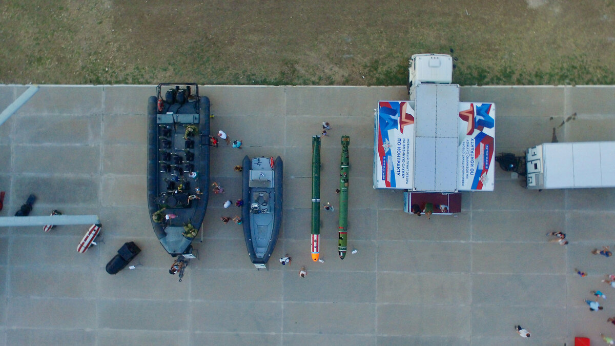 Вид сверху. Сравнение БК-10 со стандартной бортовой лодкой БЛ-680. Рядом - старые советские торпеды.