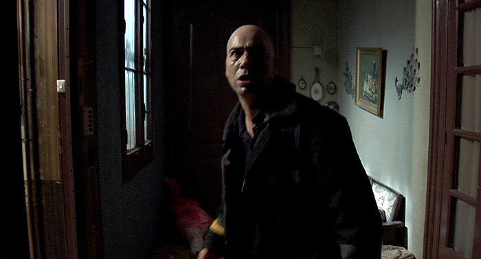 Кадр из фильма. Сложно было выбрать такой кадр из этого фильма, который нормально бы смотрелся и при это чтоб на нём не было красных жидкостей и всяких потрохов, из-за которых мне могут погрозить пальцем и обрубить показы.