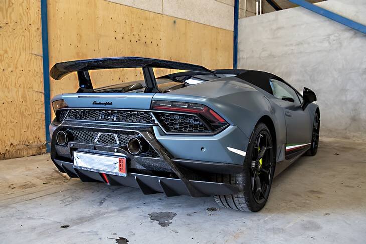 Уже и номара сняли. https://ekstrabladet.dk/nyheder/samfund/se-beslaglagt-lamborghini/8899219
