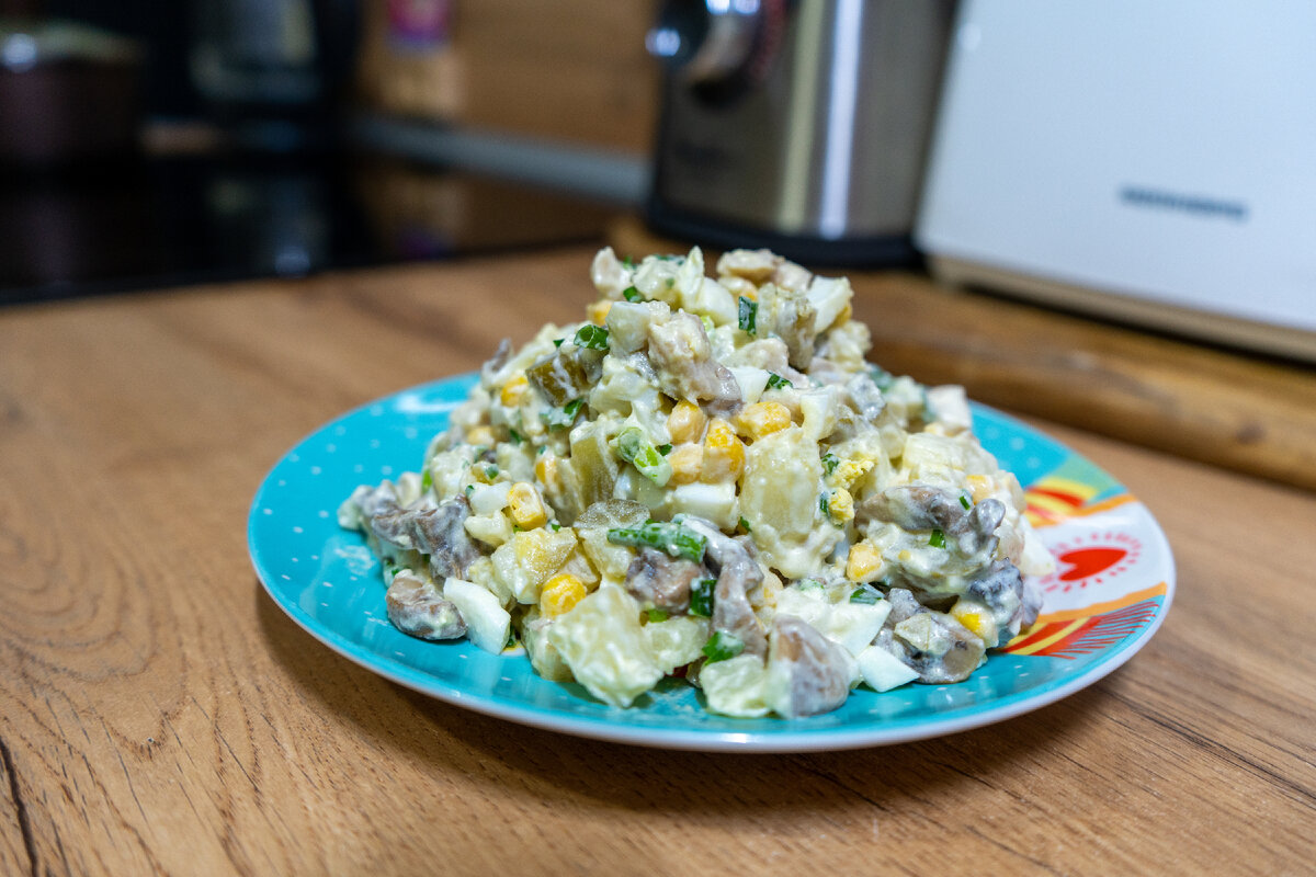 Салат с кукурузой и грибами – кулинарный рецепт