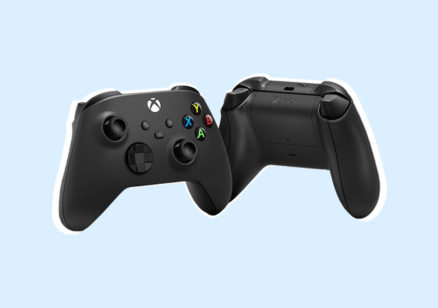 Геймпад для консолей Xbox Series X/One, анатомическая форма равномерно распределяет нагрузку между руками, а в управлении задействованы большие и указательные пальцы 