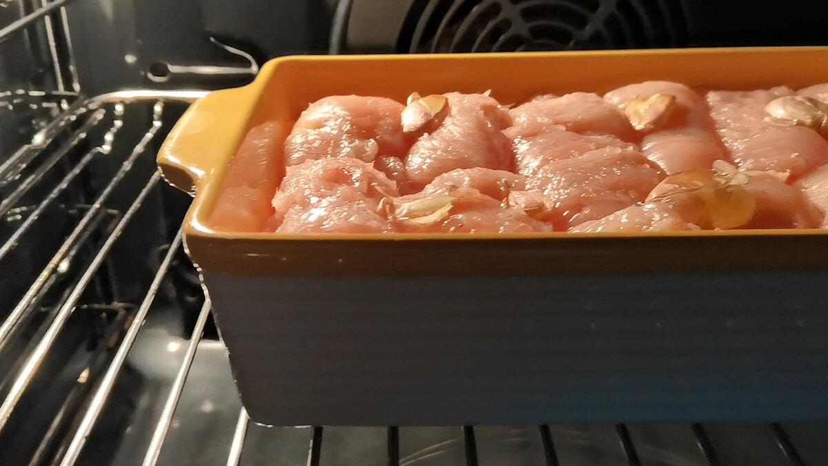 Завернула и запекла под соусом. Как я готовлю сочную куриную грудку с начинкой в духовке (делюсь рецептом)