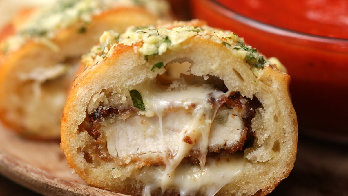 Источник: https://dailymulligan.com/chicken-parmesan-stuffed-garlic-bread/