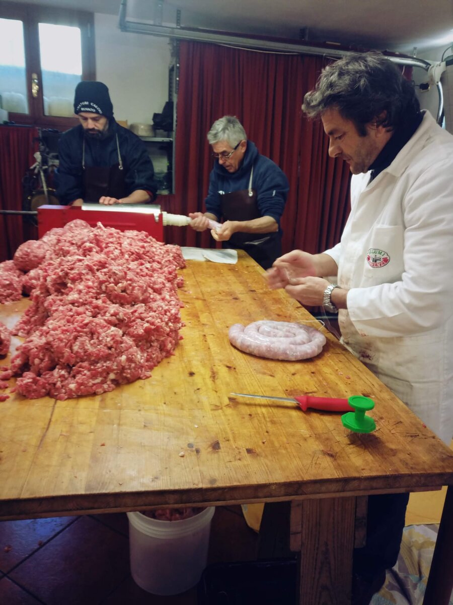 Семейная традиция. Перед Рождеством покупается много мяса и делается колбаса на весь следующий год. Два брата-Паулино и Валерио. И сын Паулино-Стефано. Листайте галерею.