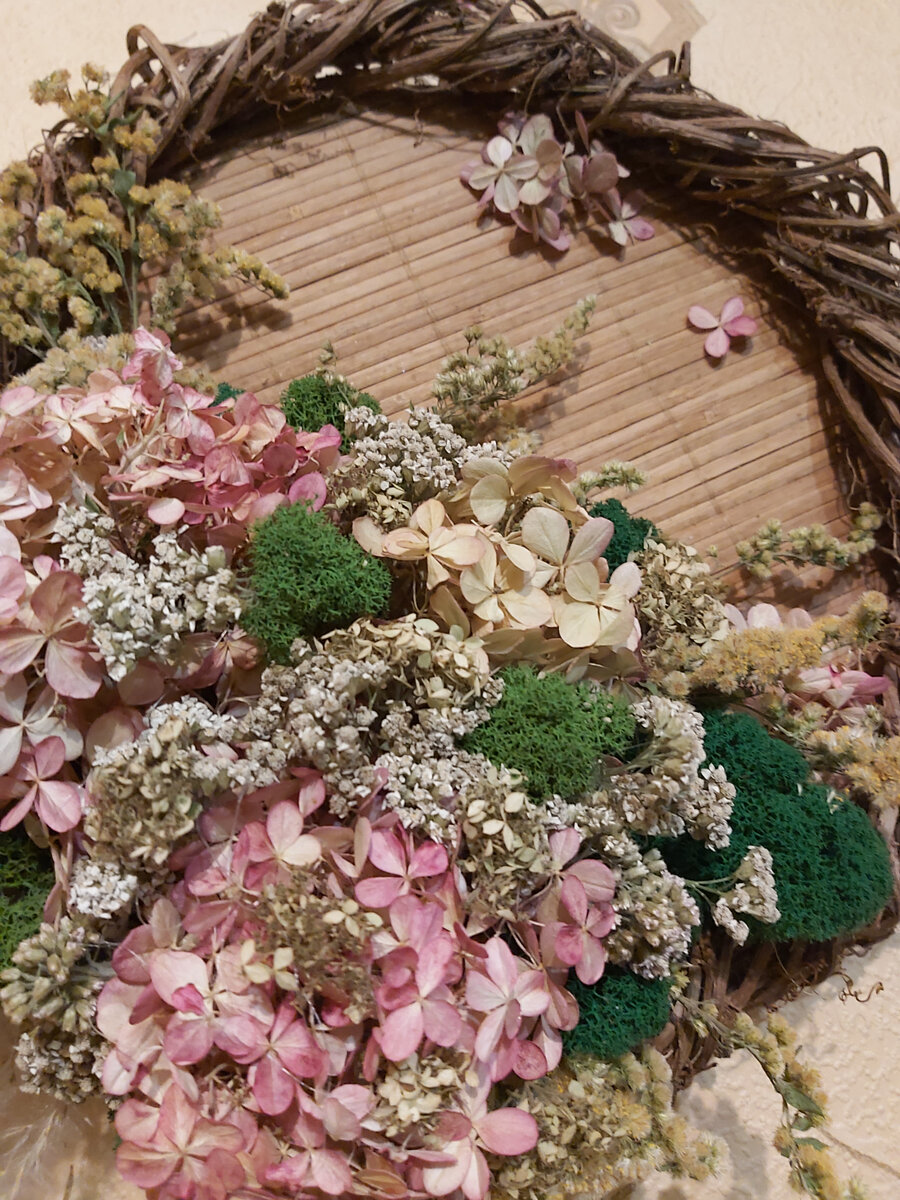 Большая часть работы выполнена с помощью клеящего пистолета. Самое эффектное засушенное растение - гортензия метельчатая Ванилла Фризе. Также использованы тысячелистник, солидаго и стабилизированный мох (ягель). А рама сделана из девичьего винограда