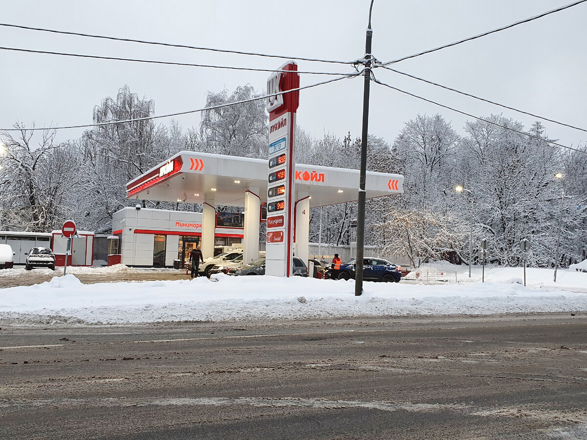 Утреннее фото заправки Лукойла (Теслы и электрозаправок все еще не вижу) после снегопада 14.12.21. Прибыль идет, дивиденды тоже придут. Фото автора.