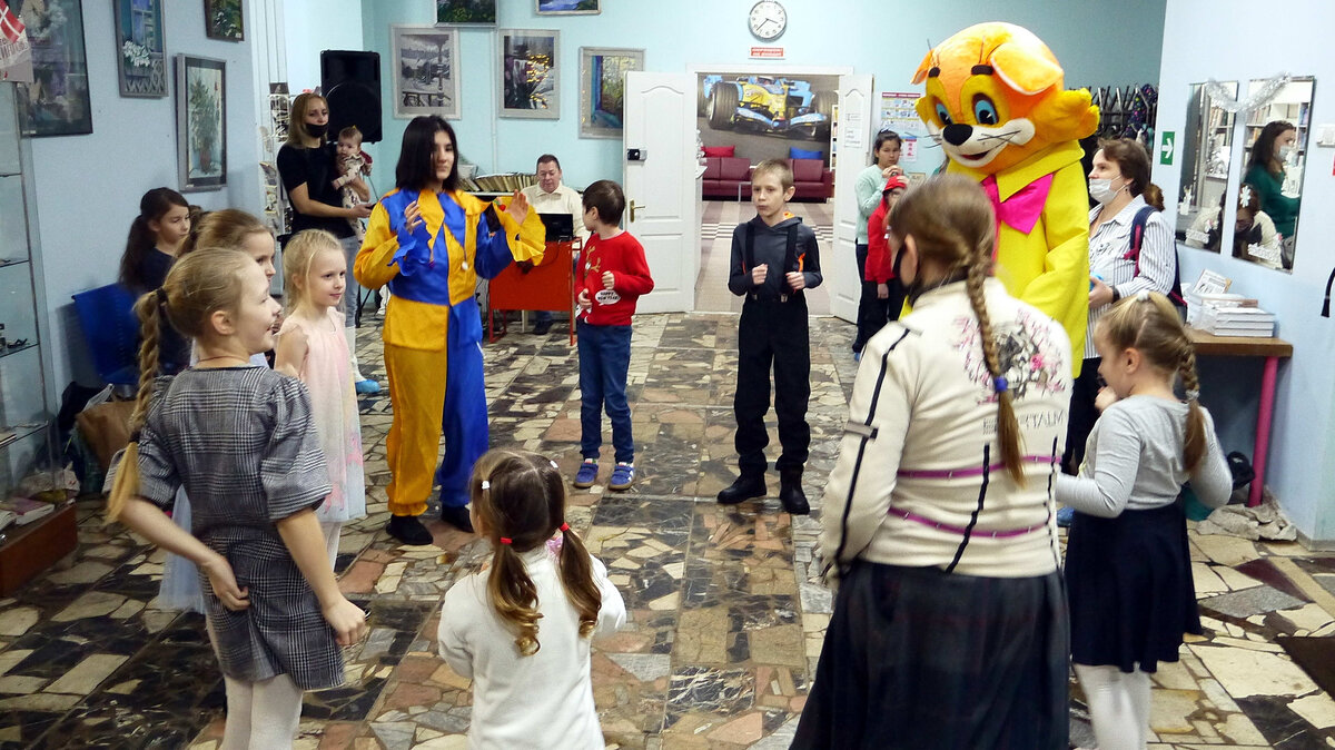 26 декабря в Библиотеке № 35 прошло театрализованное представление для семей, воспитывающих детей с ограниченными возможностями. Таким детям трудно выбираться на мероприятия за пределами района проживания, поэтому посещение спектаклей, проводимых недалеко от дома, становится настоящим праздником для ребят.
Участники Театральной студии Фантасмагория при подростковом клубе «Мегаполис 12+» семейного центра «Восточное Дегунино» представили на суд зрителей спектакль «Новогоднее приключение Буратино и его друзей».
Перед спектаклем в фойе ребят встречали ростовые куклы: Петрушка, Зима и хранительница библиотеки Бага-Яга, которые приглашали маленьких зрителей к участию в веселых конкурсах, отгадыванию загадок, участию в хороводе. Затем ребята отправились в зал смотреть сказочный спектакль про новогодние приключения Буратино и его друзей, который для них подготовили юные актеры подросткового клуба «Мегаполис 12+». Все участники праздника получили заряд положительных эмоций и конечно же новогодние подарки.