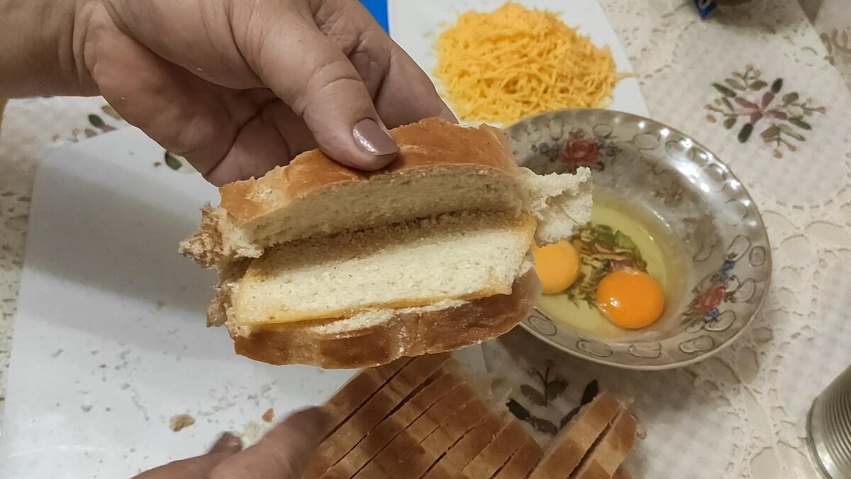 Кладем сыр и луковый порошок