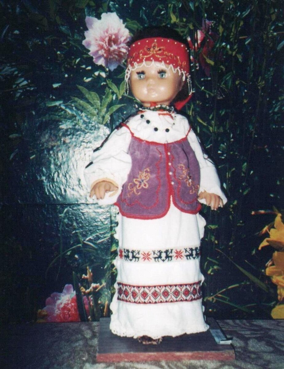 Первый вариант куклы в русском костюме. Фото автора.