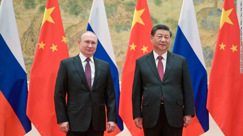 Президент России Владимир Путин и его китайский коллега Си Цзиньпин позируют во время встречи в Пекине в пятницу.