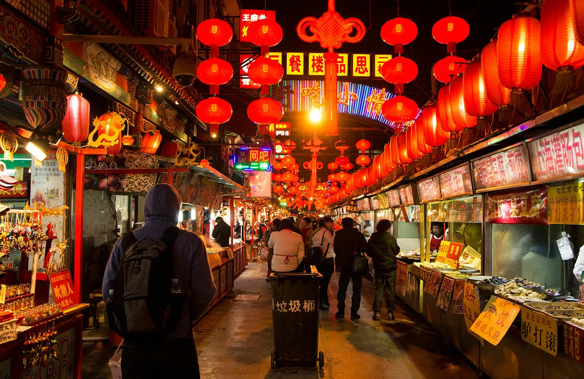 Китайский вб. Ночной рынок Дунхуамэнь. Ночной рынок в Китае. Улица Ванфуцзин в Пекине. Рынок Ванфуцзин.