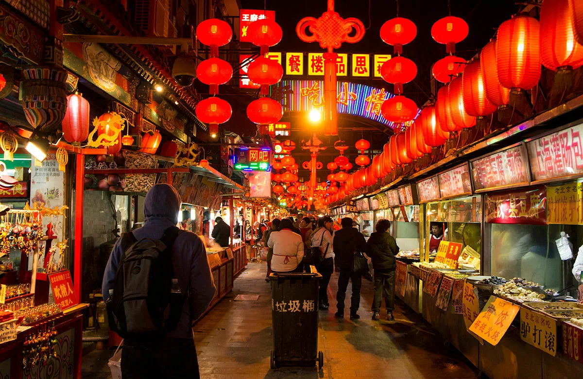 Китайский маркет. Ночной рынок Дунхуамэнь. Wangfujing Street food Пекин. Пекин рынок. Китайский рынок в Китае.