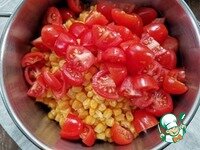     Помидоры черри вымыть, вытереть и разрезать: мелкие пополам, более крупные на четыре части.