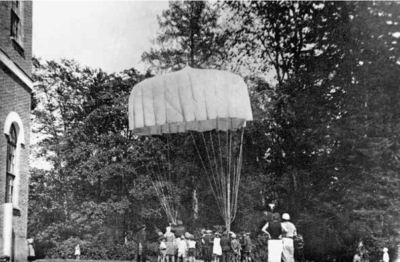 Парашютная вышка на базе здания Царскосельского арсенала. 1930-е гг.