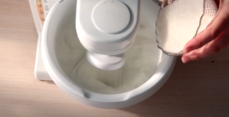 Всыпаем сахар