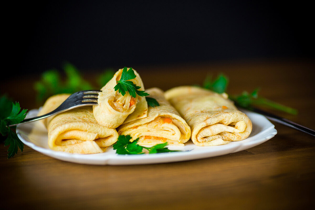 блинчики с паштетом из печени. блины с треской. блинчики с печенью трески. блины с печенью трески и яйцом. печёночные рулетики с начинкой ольга матвей.