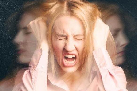 Человек в остром психозе не способен контролировать себя и может представлять серьезную угрозу как для себя, так и для окружающих, включая своих близких.