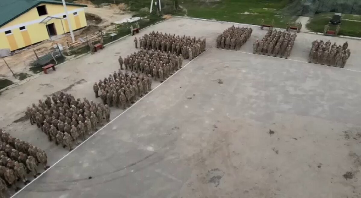 Строй солдат,  На целом ещё полигоне в Яворове.  фото: картинки яндекса.