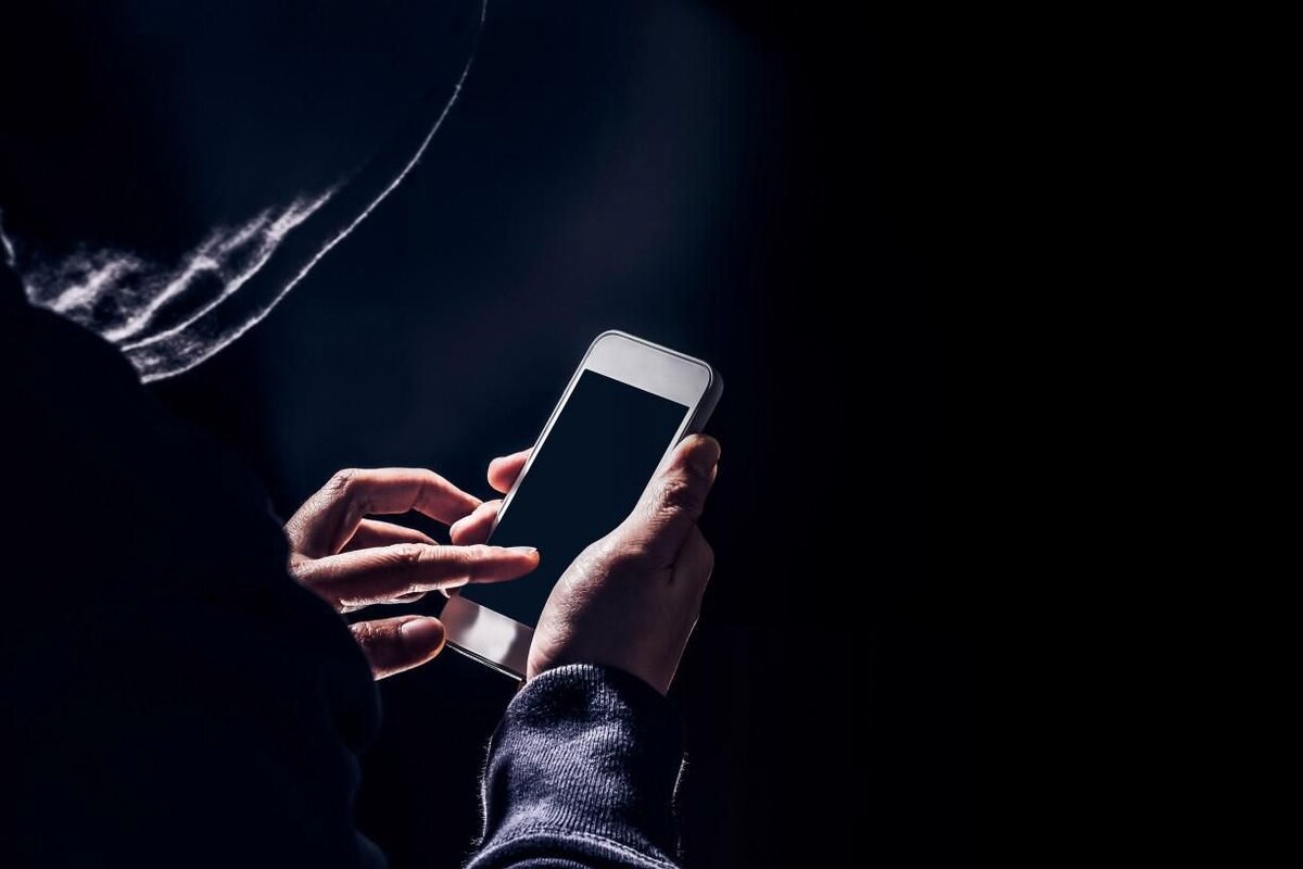 Хакер с телефоном. Обои на рабочий стол хакер. Hacker телефон. Телефонный хакер. Hacker телефон.