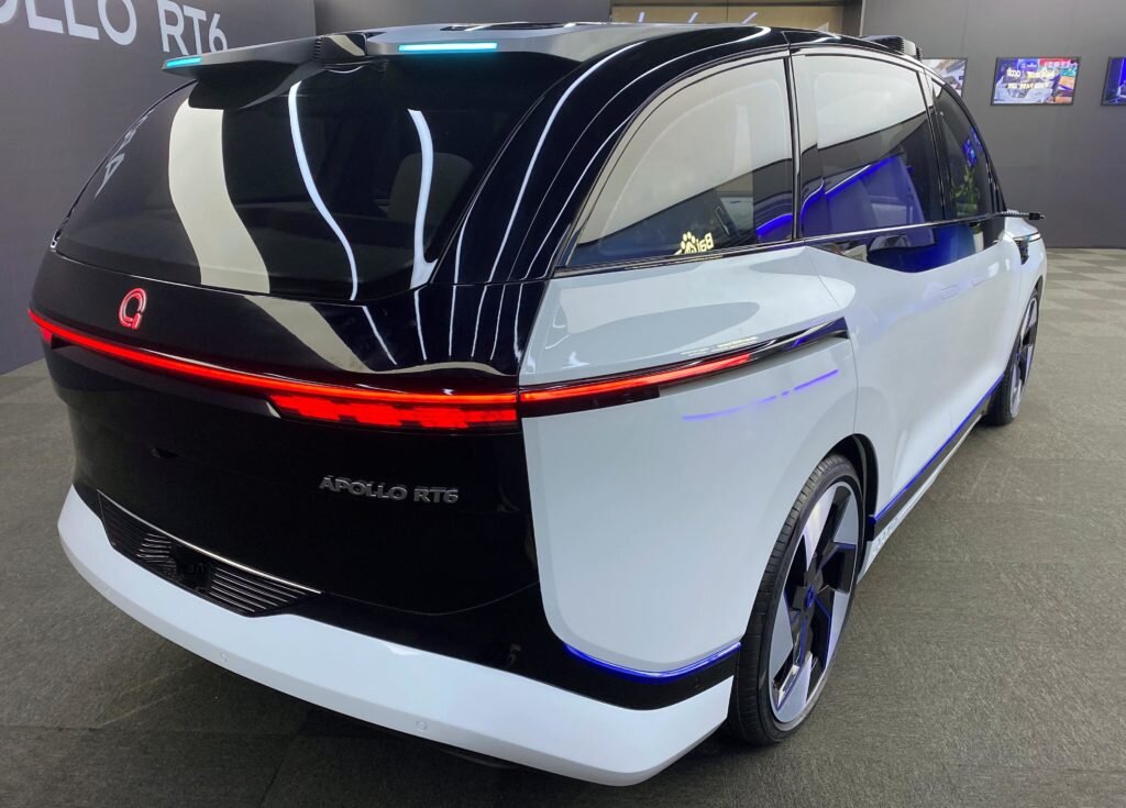 Автономный автомобиль Baidu Apollo RT6