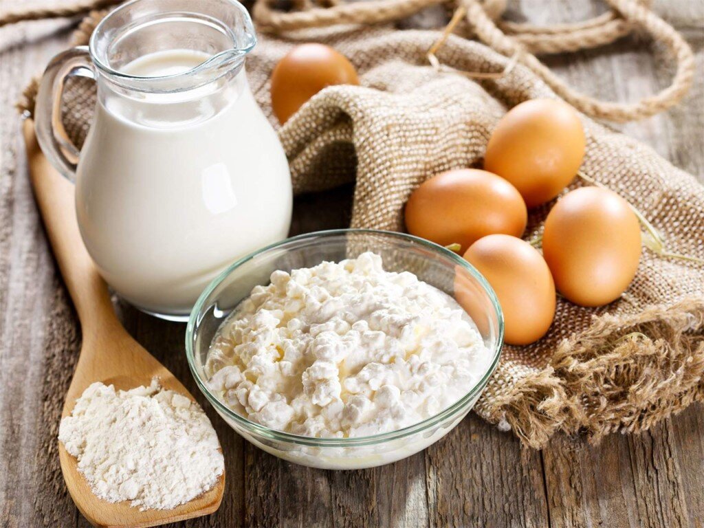 Нет ничего вкуснее и сытнее, чем свежий творог с деревенскою сметаною, присыпанная сахарком!