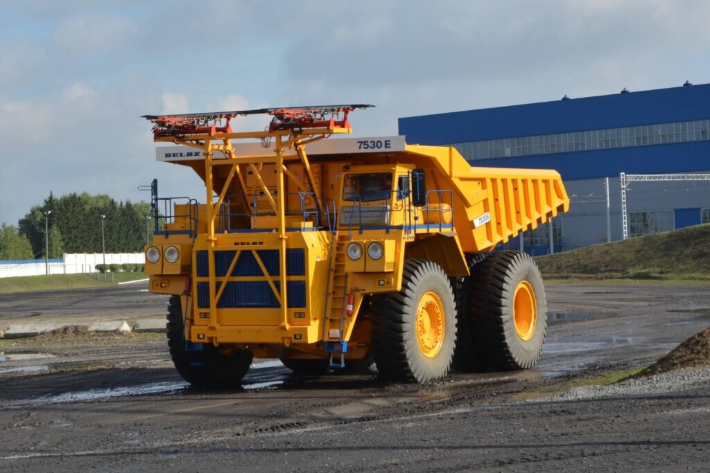   Толлейкар БелАЗ-7530 грузоподъемностью 220 тонн.