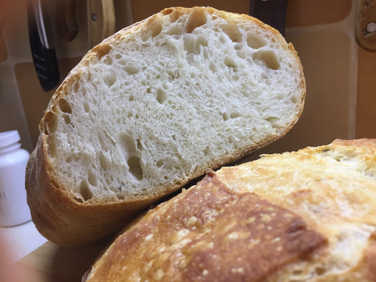 Пшеничный подовый хлеб на закваске. Хлеб белый подовый. Белый пшеничный хлеб. Белый хлеб на закваске.