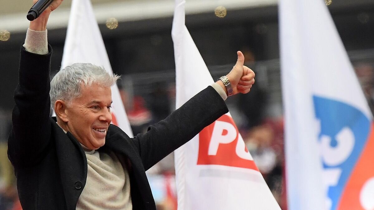    Певец Олег Газманов выступает на митинге в поддержку кандидата в президенты России Владимира Путина "За сильную Россию!" на стадионе "Лужники".© РИА Новости / Алексей Куденко