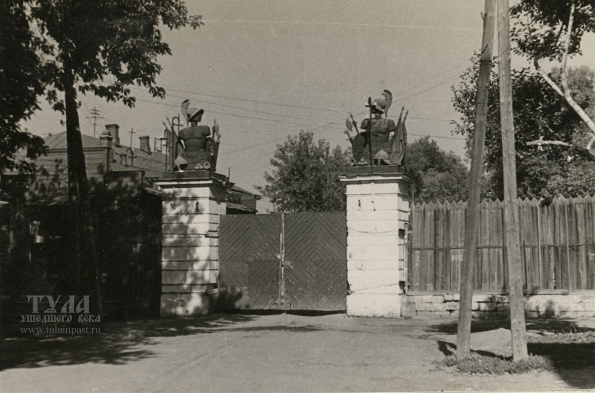 Заречье история. Ворота завода Арсенал Тула. Старое Заречье Тула. Старая Тула Заречье. Завод Арсенал Тула 70 е.