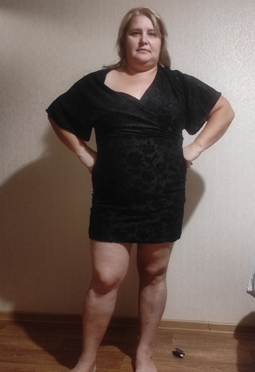 Платье вообще-то до колена, да и горловины у него ровная должна быть