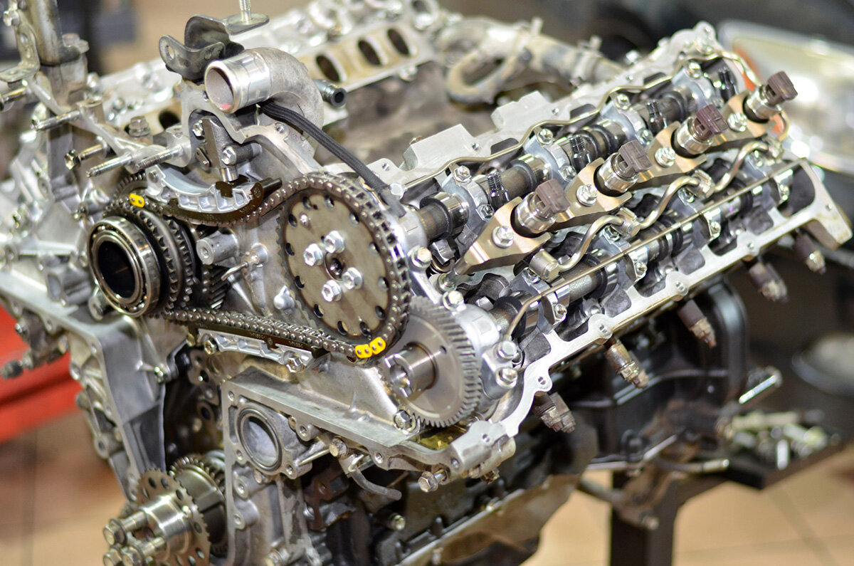 Маловязкое масло легче прокачивается по каналам и обеспечивает смазку трущихся пар.