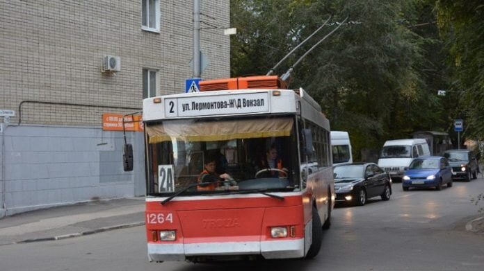 а троллейбус пошёл дальше.